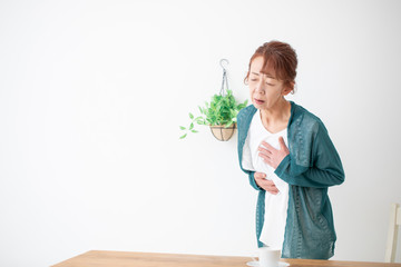 痛がる中高年の女性