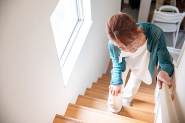 膝が痛い中高年の女性