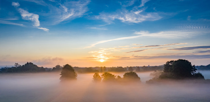 Sonnenaufgang und Morgennebel