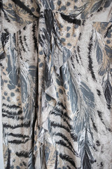 detalle de vestido estampado