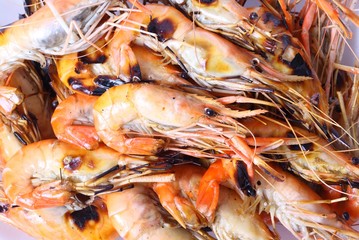 Obraz na płótnie Canvas Grilled shrimps on white background