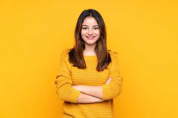 Obraz premium Young caucasian woman isolated on yellow background keeping the arms crossed in frontal position