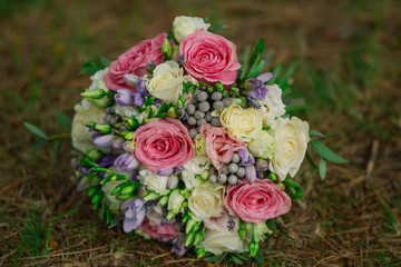 Obraz na płótnie Canvas Beautiful wedding bouquet of fresh fresh flowers.