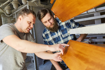 Tischler Lehrling und Möbelbauer in der Tischlerei