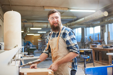 Tischler Lehrling arbeitet als Möbelbauer mit Holz