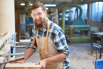 Hipster Tischler mit Bart als Möbelbauer