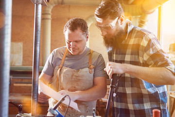 Tischler bearbeiten Möbel Bestellung in Werkstatt