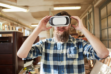 Handwerker mit VR-Brille bei der Visualisierung