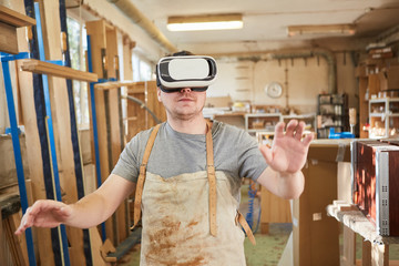 Tischler visualisiert mit der VR-Brille Möbel