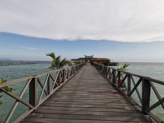 Obraz premium Widok na ocean z molo na wyspie Mabul, Semporna. Tawau. Sabah, Borneo. Malezja. Ziemia pod wiatrem.