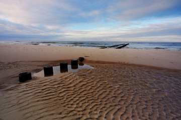 Morze Bałtyckie,falochron na piaszczystej plaży w Kołobrzegu,Polska. © Konrad Uznański