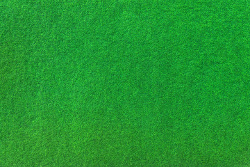 Nahaufnahme von grünem Teppich für den Außenbereich, der künstlichen Rasen imitiert