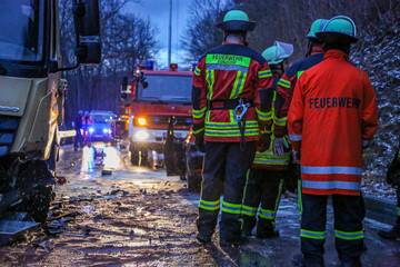 Feuerwehrleute bei schwerem Unfall