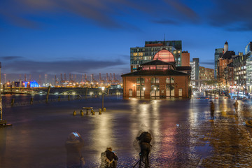 Fototapeta na wymiar Hamburg Fischmarkt at Storm and flooding in winter