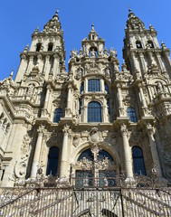 Fototapeta premium Cathedral, facade view from Praza do Obradoiro with blue sky. Santiago de Compostela, Galicia, Spain.