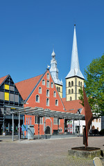 Platz und Nicolaikirche in Lemgo, Ostwestfalen, Lippe
