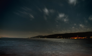 Widok na Oslofjord w mieście Drøbak w Norwegii w czasie nocy © Dreamnordno