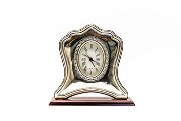 Reloj clásico de plata en fondo blanco