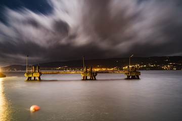 Widok na Oslofjord w mieście Drøbak w Norwegii w czasie nocy © Dreamnordno