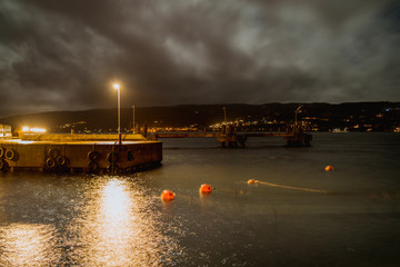 Widok na Oslofjord w mieście Drøbak w Norwegii w czasie nocy © Dreamnordno