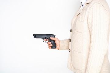 ピストルを持つ男性