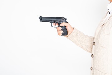 ピストルを持つ男性
