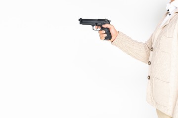 ピストルを持つ男性