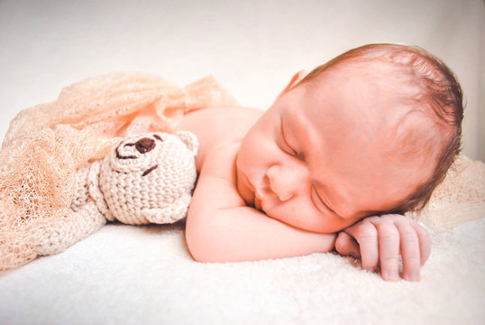 Bebe Newborn dormido con osito de peluche