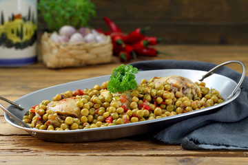 piselli con carne in salsa di pomodori sfondo tavolo di cucina rustico