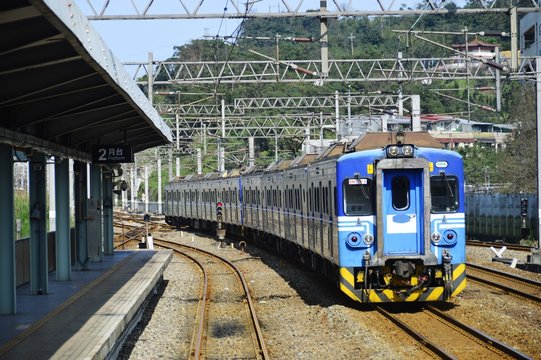 One EMU train is ready to enter qidu railway station.
