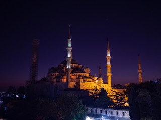 Fototapeta na wymiar Blue Mosque under restoration in the tourist area of Istanbul, Turkey