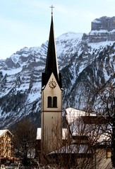 Kirchturmspitze vor imposanten Bergmassiv, Mellau, Vorarlberg, Österreich