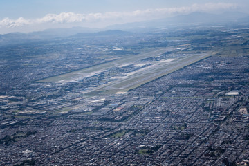 Vista aerea de la ciudad de Bogotá un día soleado, Capital de Colombia