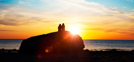 Fototapeta na wymiar Paar bei Romantischer Stimmung bei Sonnenuntergang