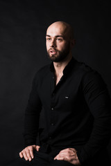 Obraz premium handsome muscular stylish bald man