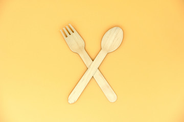 Cubiertos de madera sobre fondo naranja suave