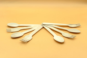 Cubiertos de madera sobre fondo naranja suave