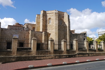 Fototapeta na wymiar Seitenansicht Kirche Catedral Santa María La Menor (Primada de América) Santo Domingo