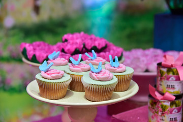 cupcakes with pink frosting and sprinkles, cupcakes, sweets table