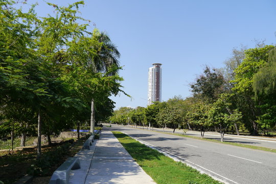 Leere Straße Avenida Parque Mirador Sur, Santo Domingo, Hochhaus