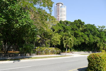 Straße Avenida Parque Mirador Sur, Santo Domingo, Hochhaus