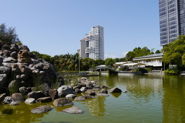 Teich und Hochhäuser Parque Mirador Sur Santo Domingo