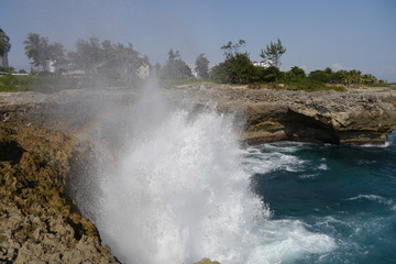 Meeresbrandung und wild aufschäumendes Meer an Felsenküste Karibik Santo Domingo