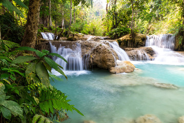 Fototapeta na wymiar cascade et chute d'eau en asie paysage relaxant pour vacances dépaysantes