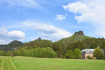 Fototapeta na wymiar Jetrichovice mit Wilheminenwand, Marienfelsen und Rabenstein