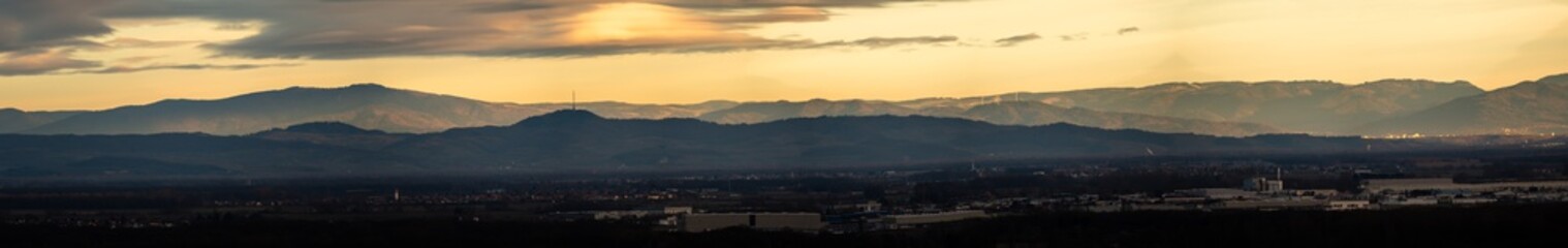 Fototapeta premium Crépuscule sur la plaine d'Alsace et la Forêt-Noire, France et Allemagne