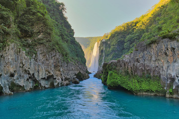 Fototapeta na wymiar River and amazing crystalline blue water of Tamul waterfall in San Luis Potosí, Mexico