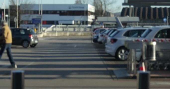 Persone e auto nel parcheggio