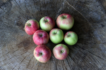 Ripe apples on a wooden table