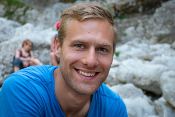 Portrait jeune homme caucasian blond aux yeux bleu joyeux confiance séduisant chanceux...